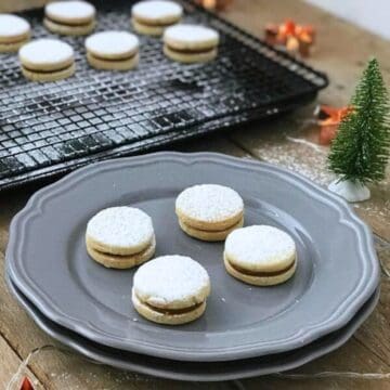 Alfajores Filled with Dulce de Leche