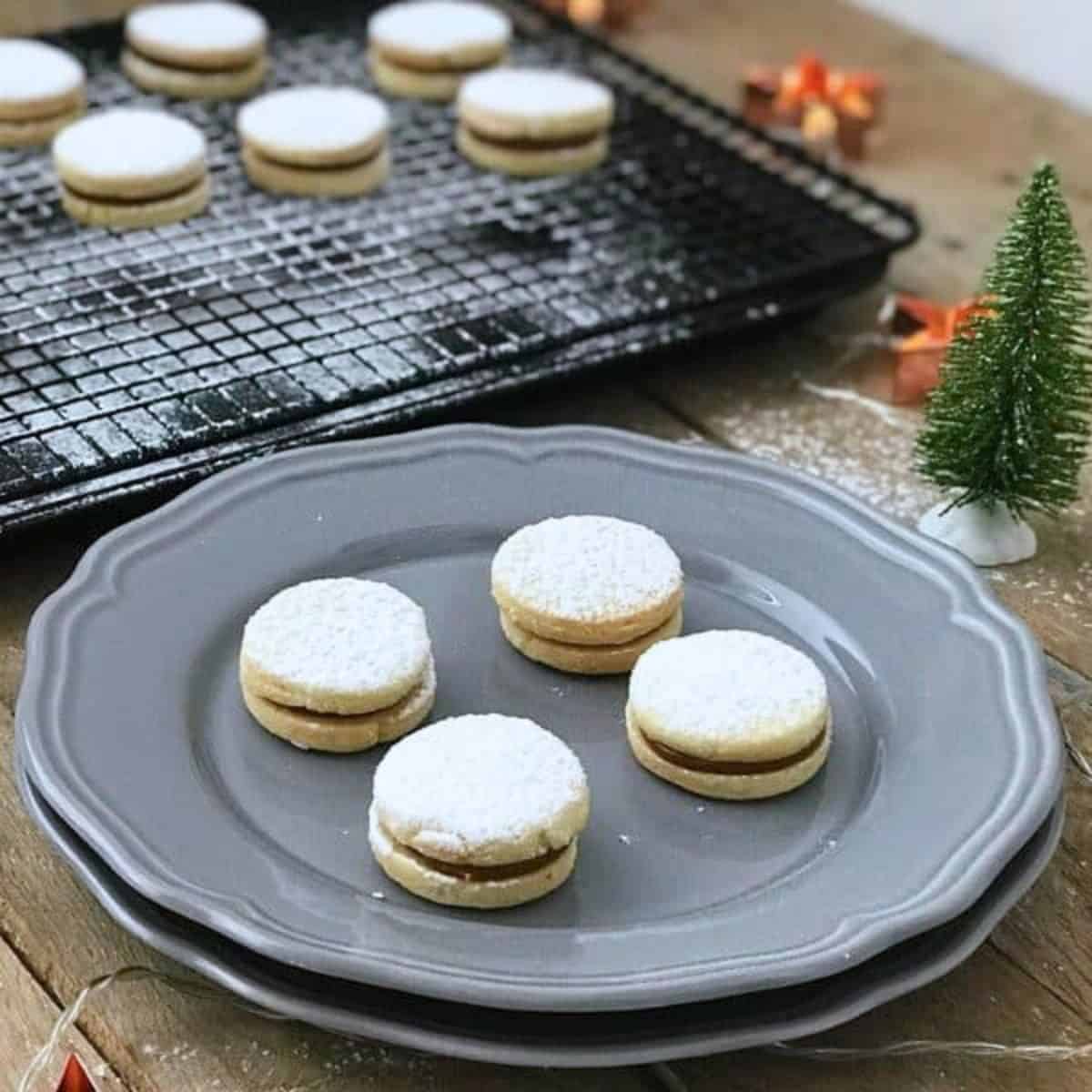 Alfajores Filled with Dulce de Leche