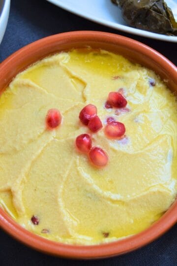 Simple creamy hummus